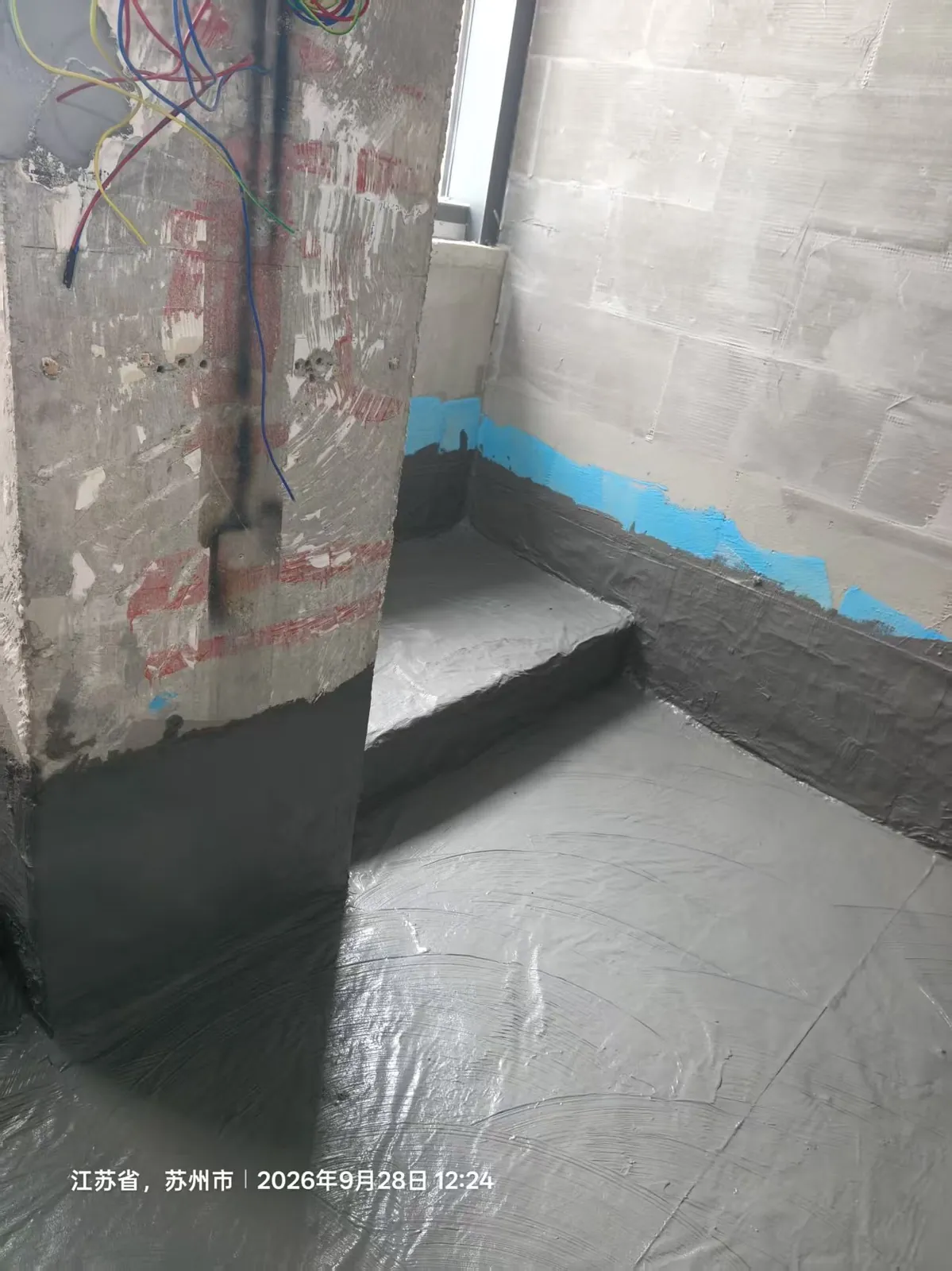 卫生间防水施工：地面第一遍涂刷