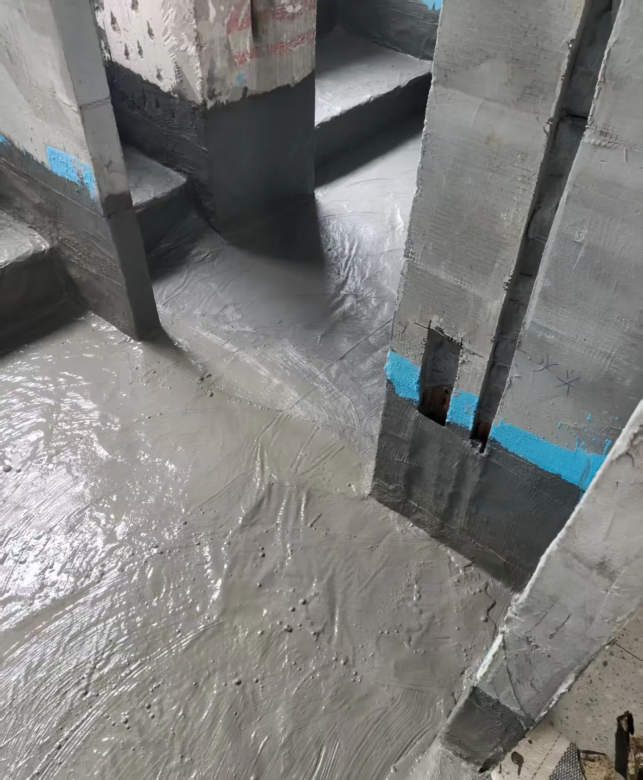 卫生间防水施工：地面第二遍涂刷