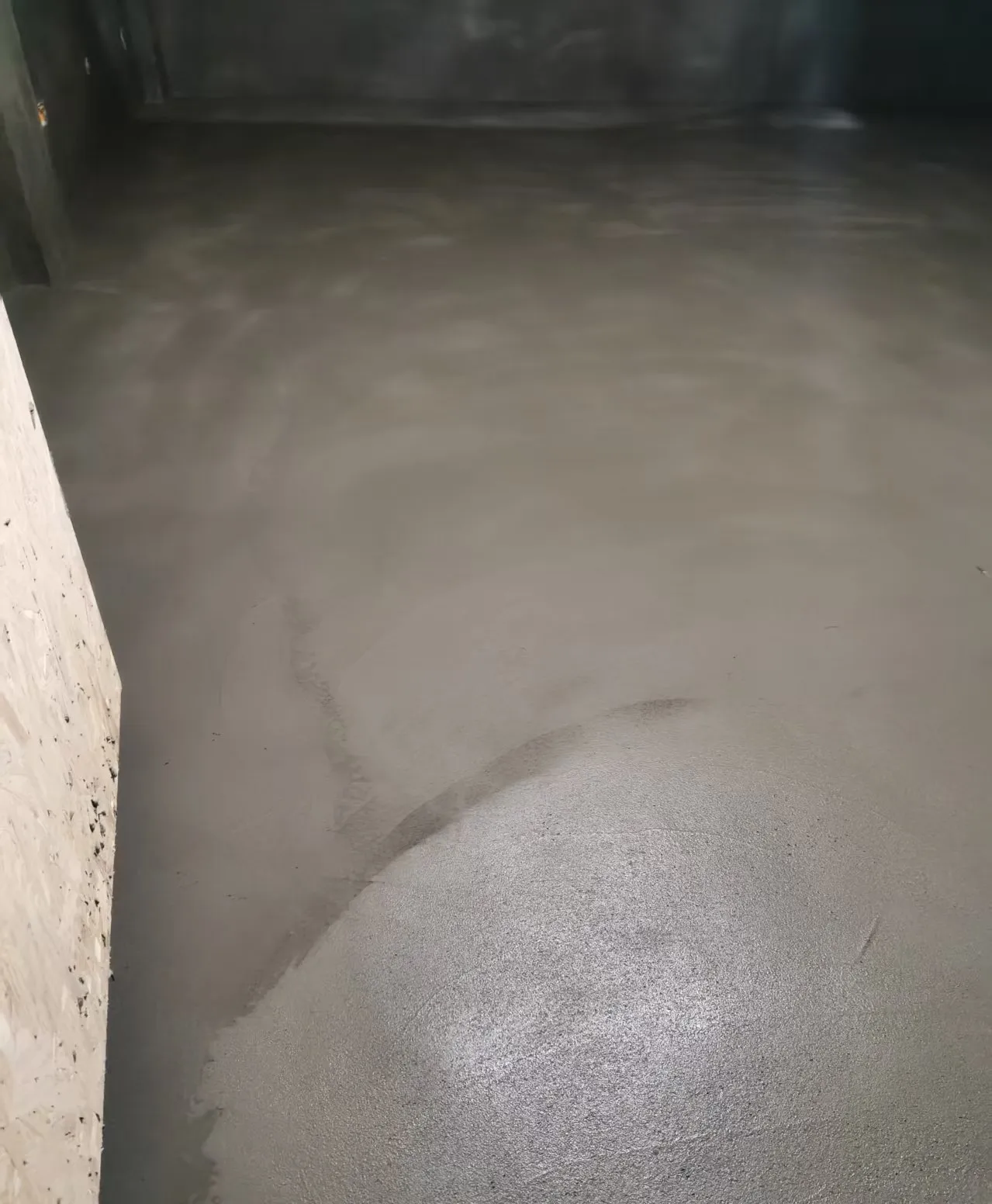 室内水泥基防水涂料涂刷施工