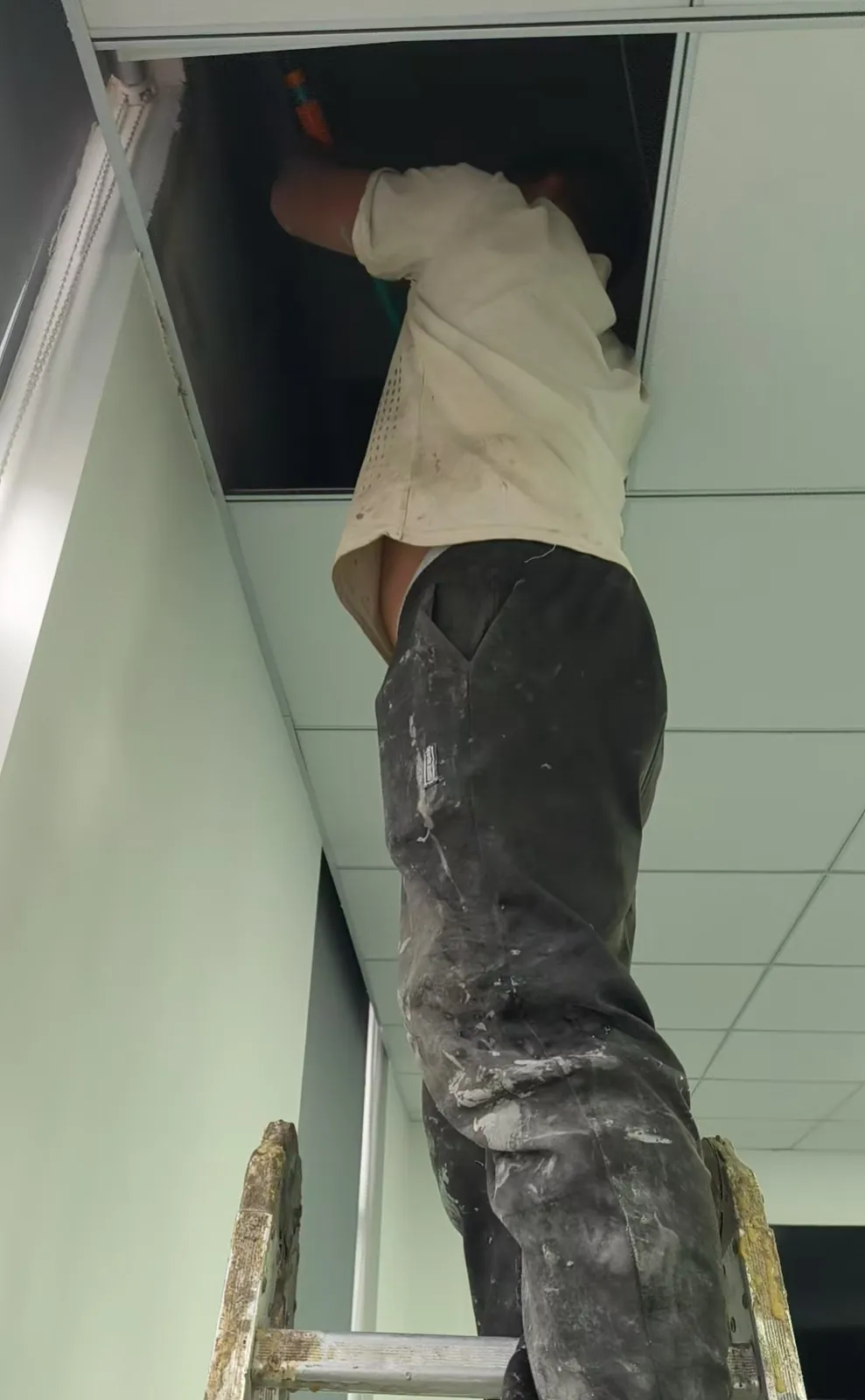 吊顶内渗漏排查现场