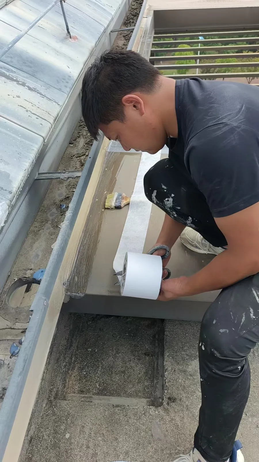 屋面防水施工：基层清理与找坡处理现场