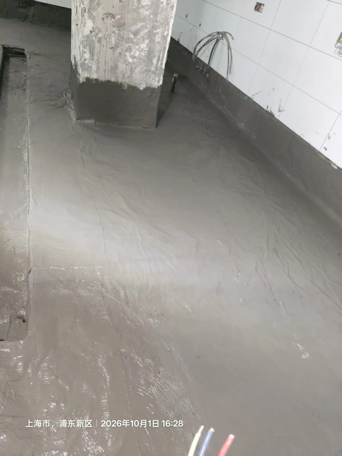 屋面防水施工：第一遍涂料大面涂刷