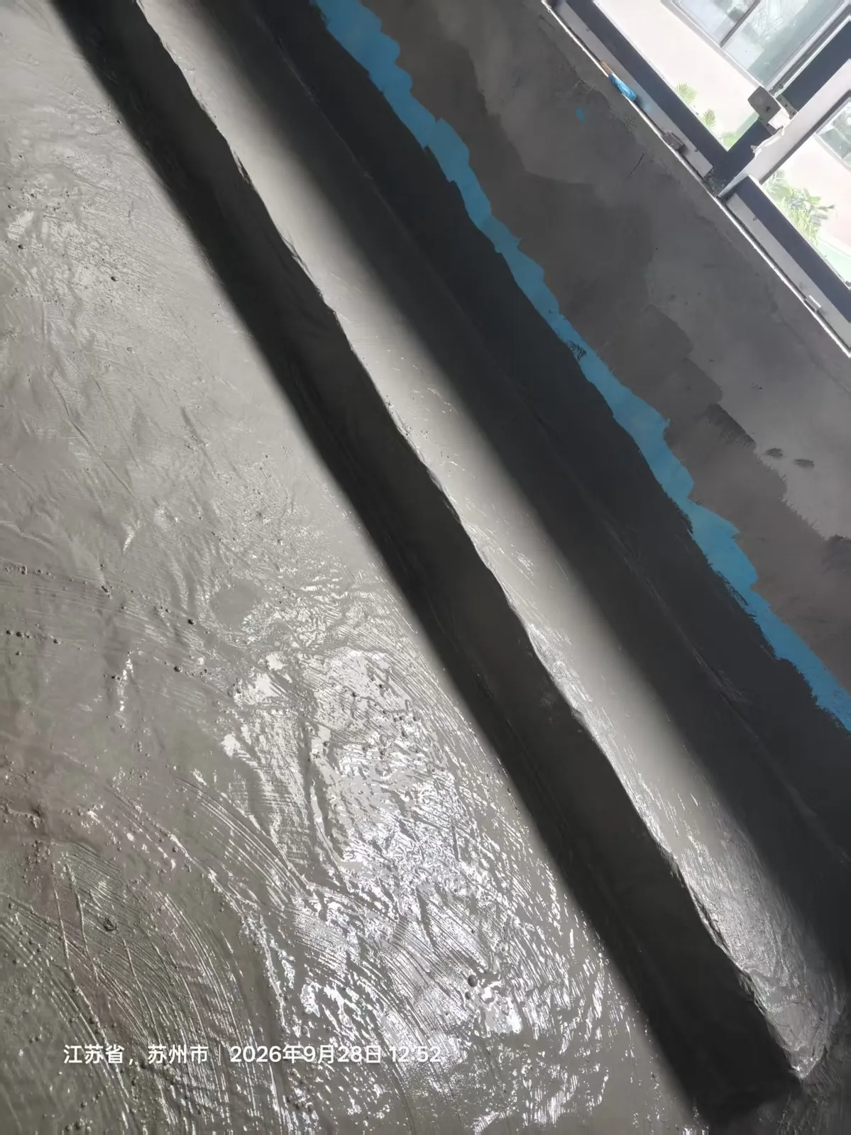 屋面防水施工：涂层搭接覆盖