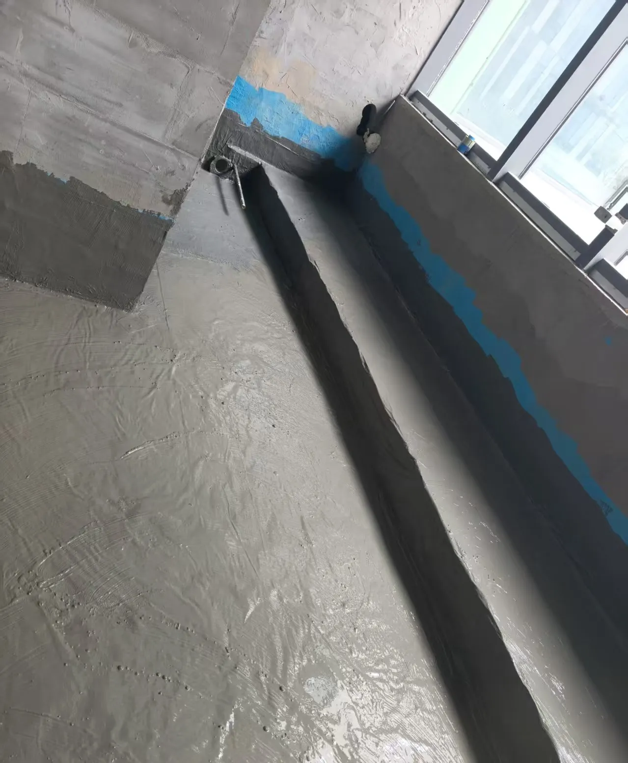 屋面防水施工：管根部位密封加强处理