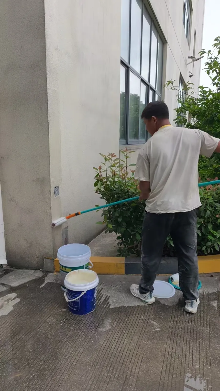 屋面防水施工：落水口周边加强处理